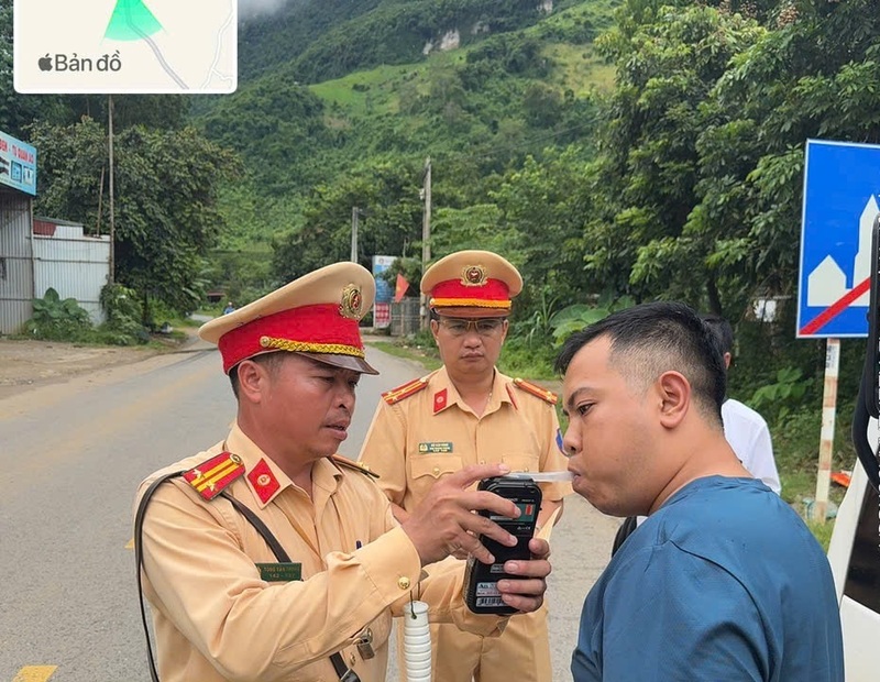 Lực lượng Cảnh sát giao thông Công an tỉnh Sơn La kiểm tra nồng độ cồn lái xe trên Quốc lộ 68. Ảnh: Cục Cảnh sát giao thông cung cấp