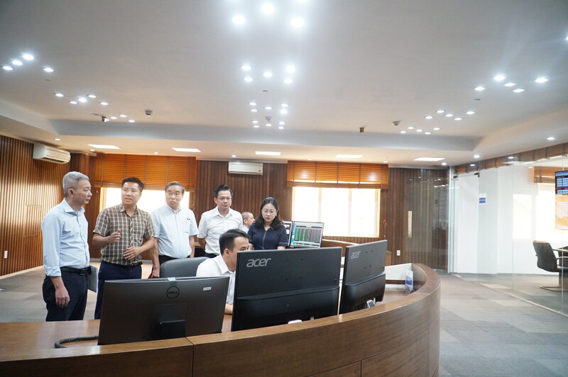 Các đại biểu tìm hiểu về công tác điều độ hệ thống điện, đặc biệt tại các thời điểm cao điểm nắng nóng, phụ tải đỉnh tăng cao gây nguy cơ mất an toàn hệ thống điện quốc gia. Ảnh: Vũ Lê