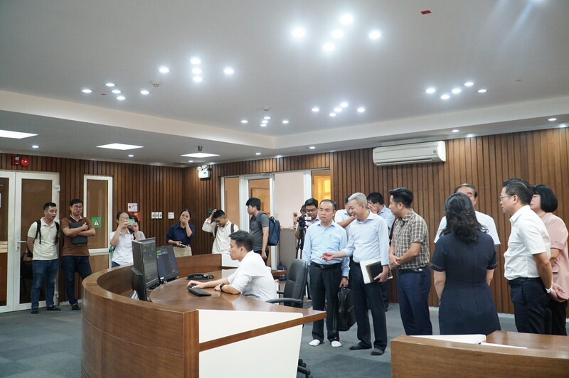 Các đại biểu tham quan phòng điều hành Trung tâm Điều độ điện miền Trung. Ảnh: Vũ Lê