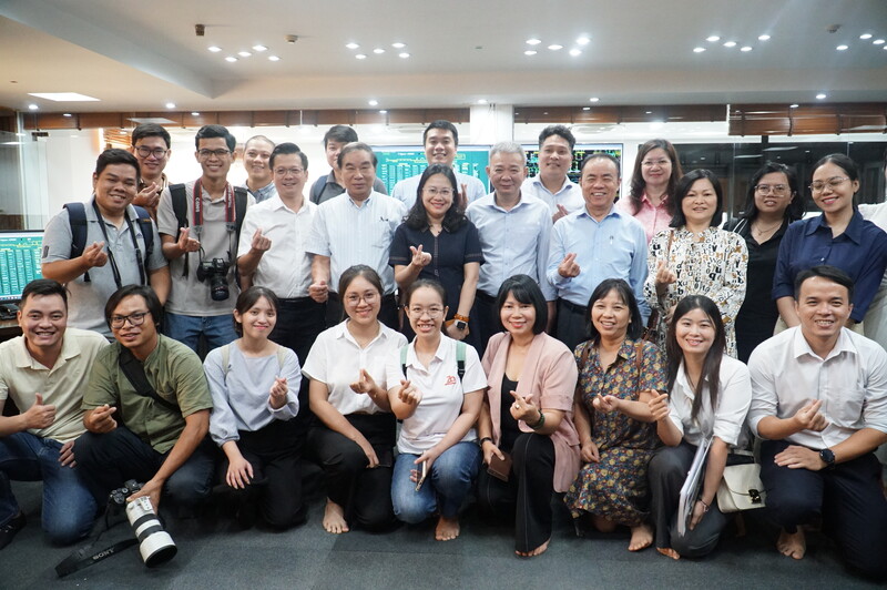 Các đại biểu, phóng viên, biên tập viên tại phòng điều hành Trung tâm Điều độ điện miền Trung. Ảnh: Vũ Lê