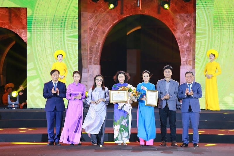 Lễ trao Giải Báo chí về phát triển văn hóa và xây dựng người Hà Nội thanh lịch, văn minh lần thứ VII - năm 2024. Ảnh: Bích Phương
