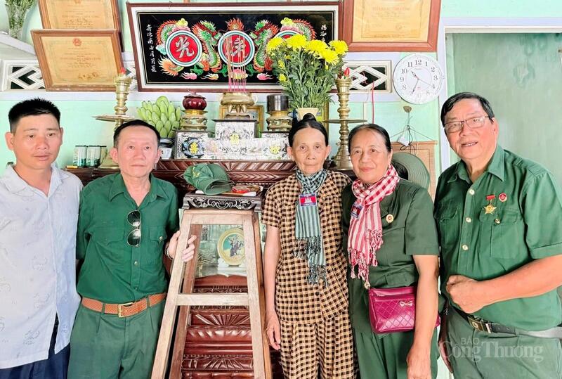 Ông Chung (thứ 2 từ trái qua) và ông Xáng (ngoài cùng bên phải) vẫn miệt mài trên hành trình đi tìm đồng đội năm xưa. Ảnh: NVCC