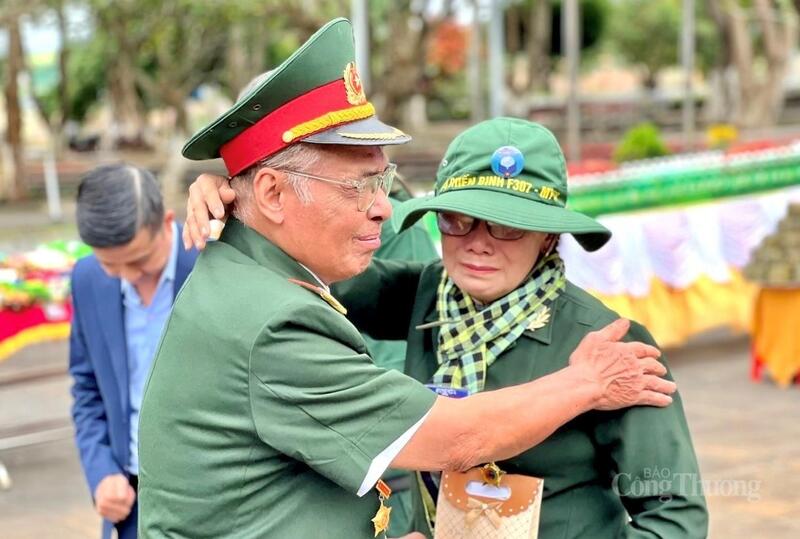 Ông Lê Xuân Trọng xúc động khi gặp vợ của liệt sĩ Đoàn Tuấn Mỹ - người đã cứu mình. Ảnh: Hiền Mai