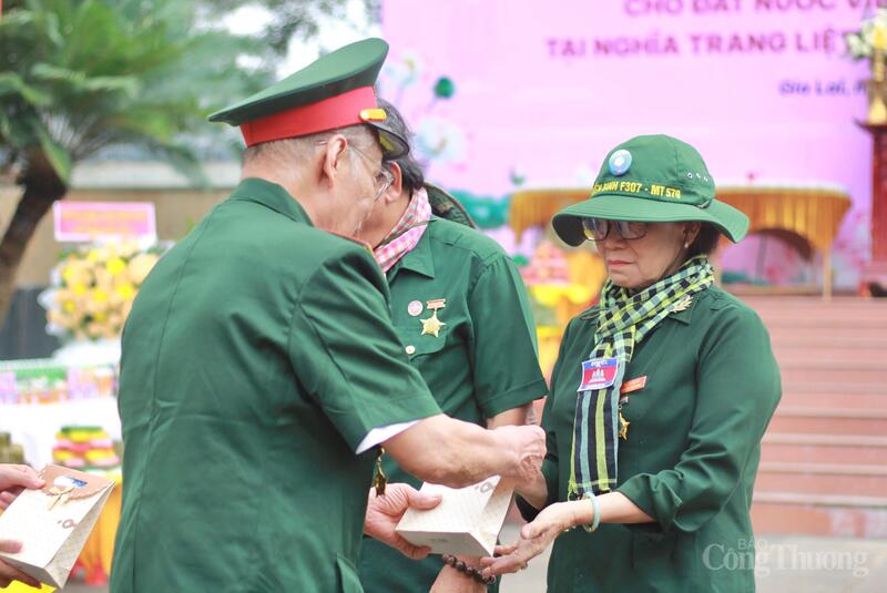 Ông Lê Xuân Trọng tặng quà tri ân cho vợ liệt sĩ Đoàn Tuấn Mỹ. Ảnh: Hiền Mai