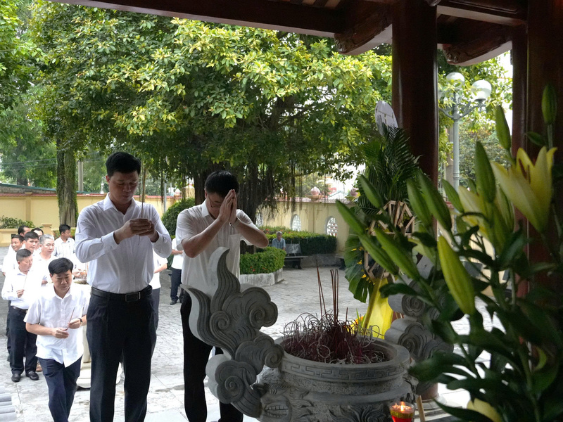 Ban Giám đốc Công ty và đại diện các phòng, ban đã kính cẩn đặt vòng hoa, thành kính dâng nén tâm hương, bày tỏ lòng thành kính, biết ơn đối với những cống hiến, hy sinh của lớp lớp cha anh ngành Điện đi trước.