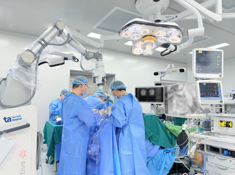 Các bác sĩ thực hiện ca mổ cho bệnh nhân - Ảnh: Bệnh viện cung cấp