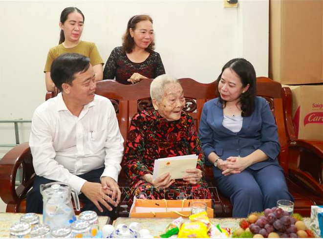Phó Chủ tịch nước Võ Thị Ánh Xuân thăm Mẹ Việt Nam Anh hùng Lê Thị Chi. Ảnh: Huỳnh Anh/TTXVN