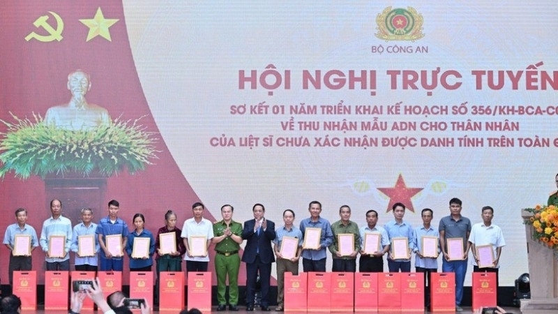 Thủ tướng Phạm Minh Chính trao Thông báo kết quả giám định ADN hài cốt liệt sĩ cho đại diện thân nhân các gia đình liệt sĩ. Ảnh: Báo Nhân dân
