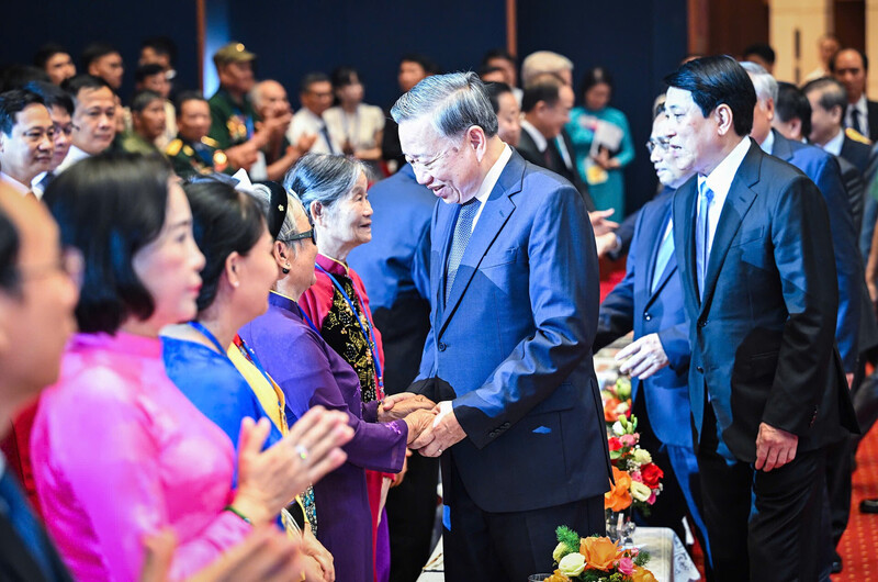 Tổng Bí thư Tô Lâm, Chủ tịch nước Lương Cường, Thủ tướng Phạm Minh Chính và các đồng chí lãnh đạo Đảng, Nhà nước thăm hỏi các đại biểu người có công, nhân chứng lịch sử tiêu biểu tại chương trình Gặp mặt người có công và nhân chứng lịch sử năm 2025 - Ảnh: Thành Đạt