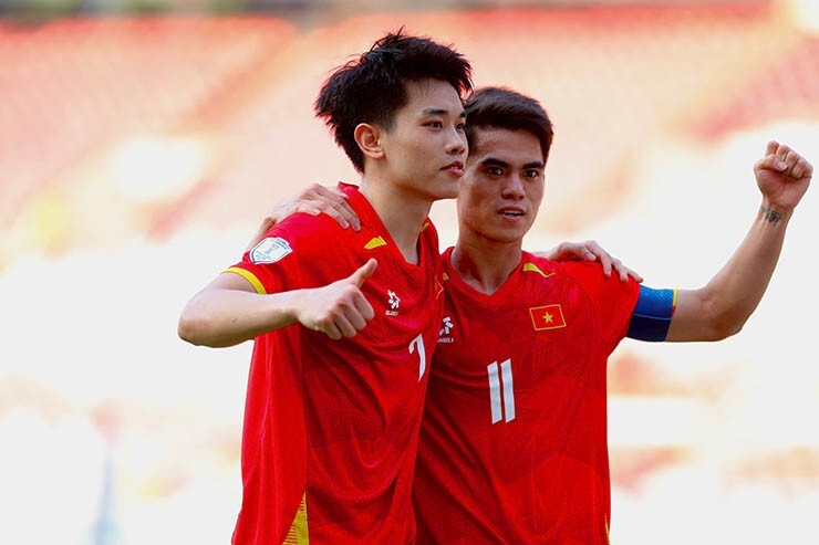Tiền đạo Đình Bắc và Khuất Văn Khang ăn mừng bàn thắng gỡ hoà cho đội tuyển U23 Việt Nam. Ảnh: T.H