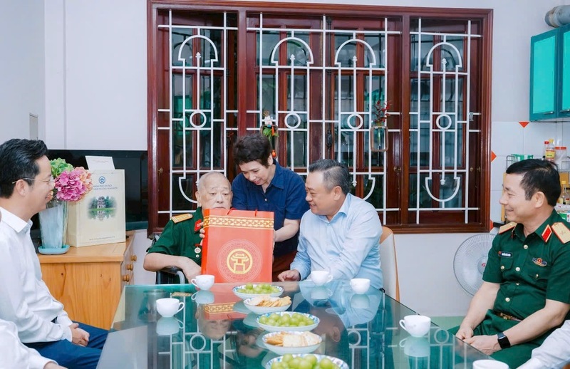 Đoàn công tác thăm hỏi, động viên và tặng quà tri ân tới gia đình thương binh Nông Quang Lộc. Ảnh: Linh Phạm
