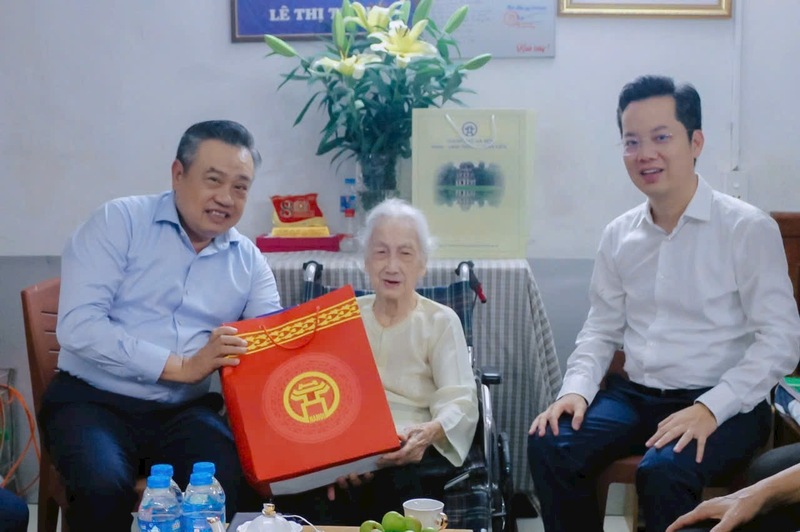 Chủ tịch UBND TP. Hà Nội Trần Sỹ Thanh ân cần hỏi thăm sức khỏe Mẹ Lê Thị Trình. Ảnh: Linh Phạm