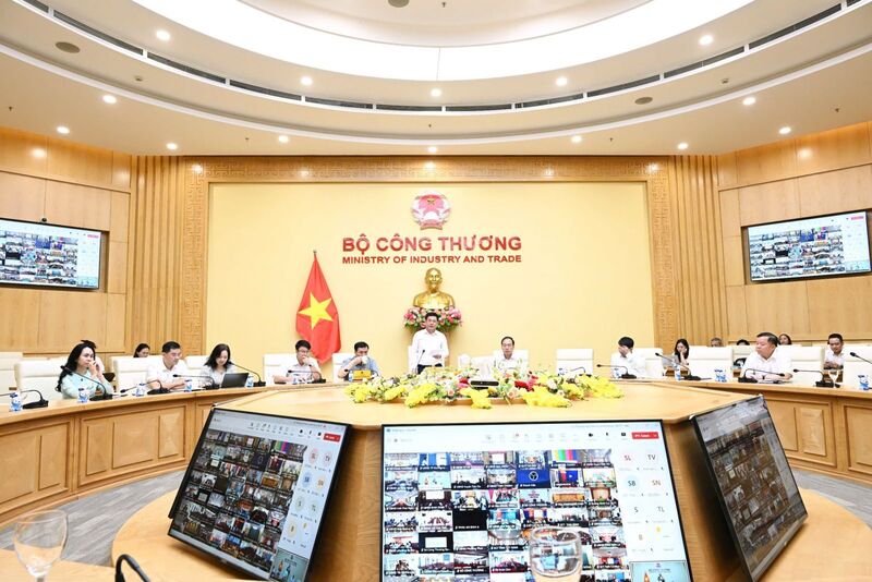 Hội nghị tập huấn trực tuyến về phân quyền, phân cấp và phân định thẩm quyền trong các lĩnh vực quản lý nhà nước của Bộ Công Thương. Ảnh: Cấn Dũng