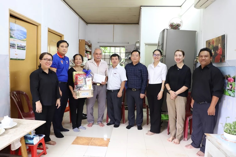 EVNGENCO3 thăm hỏi, tặng quà gia đình cựu chiến binh Phan Đăng Nhân, người trực tiếp tham gia Chiến dịch giải phóng Sài Gòn. Ảnh EVNGENCO3