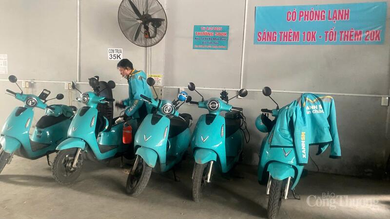 Nhiều xe điện sạc cùng lúc, tiềm ẩn nguy cơ cháy nổ. Ảnh: Sỹ Đồng