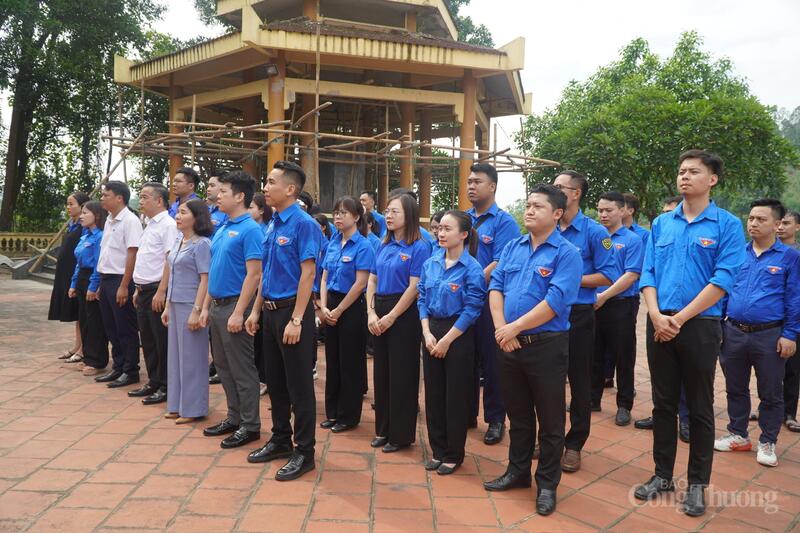 Lễ dâng hương, dâng hoa tưởng niệm tại Nghĩa trang liệt sĩ xã Phù Ninh (tỉnh Phú Thọ)