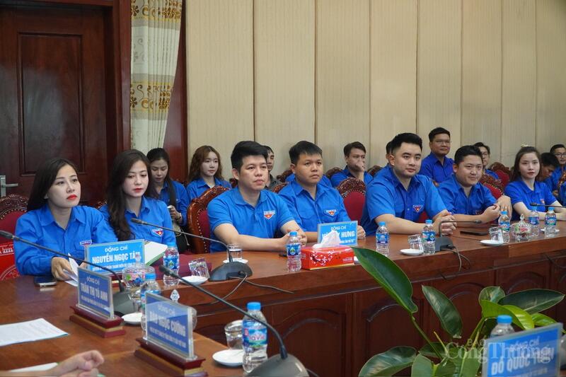 Đồng chí Nguyễn Ngọc Tâm, Quyền Bí thư Đoàn Thanh niên Bộ Công Thương (ngoài cùng bên trái)