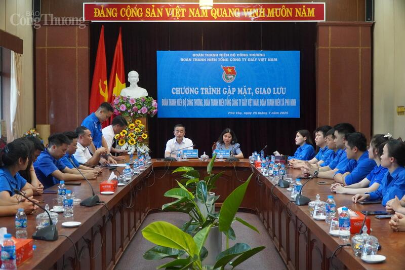 Toàn cảnh chương trình gặp mặt.