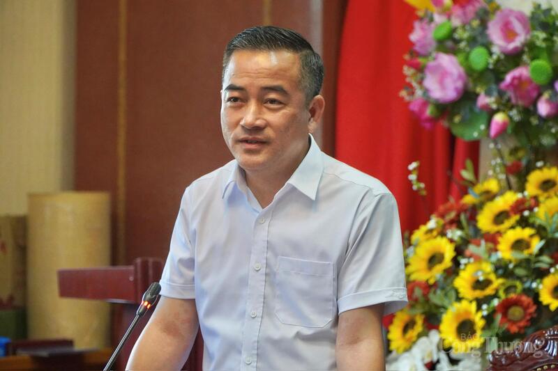 Đồng chí Đào Ngọc Cường, Phó Bí thư Đảng ủy Tổng công ty Giấy Việt Nam trao đổi tại buổi gặp mặt.