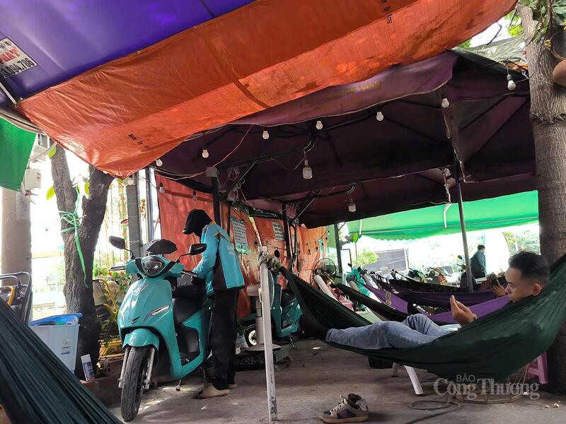 Quán cà phê kết hợp sạc pin xe điện trên đường Nguyễn Văn Linh, phường Tân Thuận, TP. Hồ Chí Minh. Ảnh: Nguyễn Ngọc