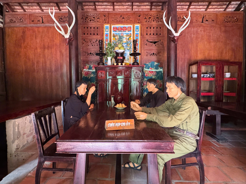 Phòng họp Chi ủy được phục dựng tại Địa đạo Củ Chi - nơi từng diễn ra các cuộc họp chiến lược dưới lòng đất