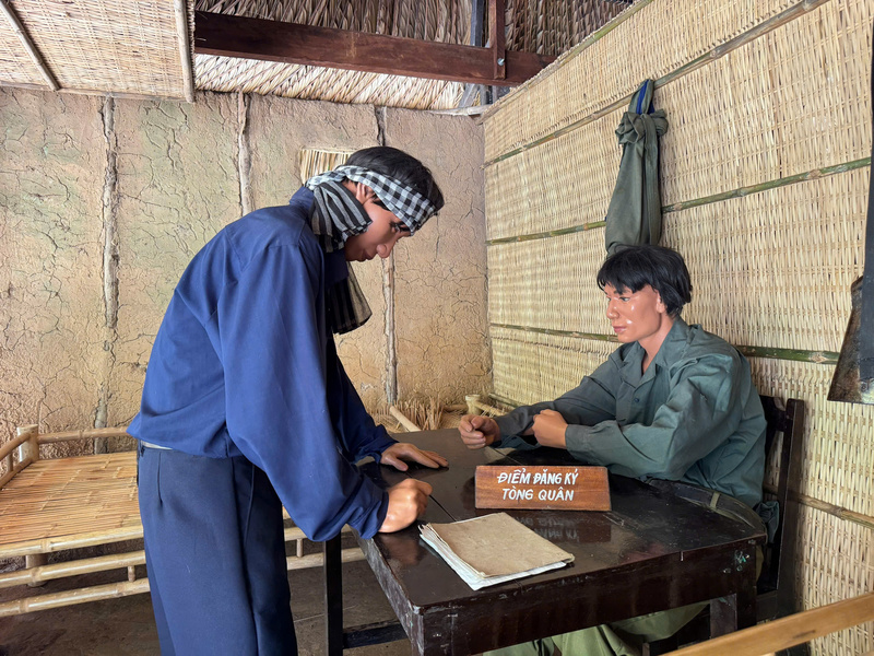 Thanh niên Củ Chi trong trang phục nông dân đến làm thủ tục ghi danh tại điểm đăng ký tòng quân - nơi những người con "đất thép" quyết chí ra đi, dấn thân vào cuộc chiến bảo vệ quê hương