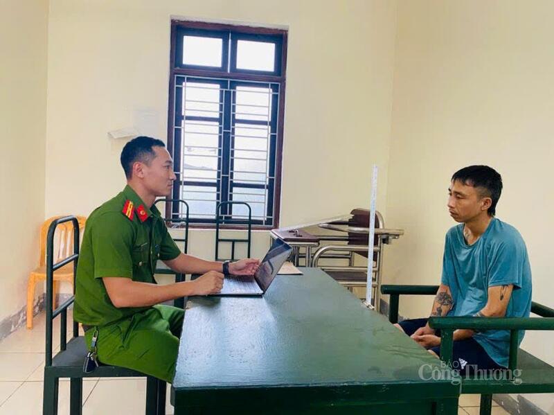 Lê Ngọc Thành tại cơ quan điều tra. Ảnh: Công an Hà Tĩnh