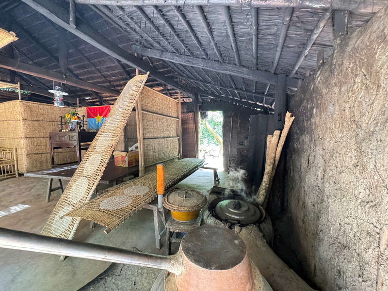 Tái hiện gian bếp tráng bánh đa tại Địa đạo Củ Chi