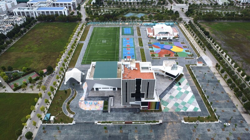 Công trình hợp khối Cung văn hóa thiếu nhi TP Thanh Hóa có quy mô 7 tầng bố trí phía Bắc khu đất, với diện tích xây dựng 3.020m2; nhà thi đấu có khán đài 300 chỗ ngồi, bên trong bố trí 2 sân cầu lông và bóng bàn đạt tiêu chuẩn thế giới; sân vận động ngoài trời, khuôn viên cây xanh 1.400m2