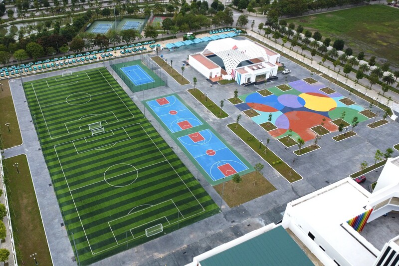 Khu Trung tâm thể dục - thể thao bố trí 2 sân bóng đá mini, 2 sân bóng rổ, 1 sân tennis, bể bơi, đường chạy 400m, đường nhảy xa và nhảy 3 bước, khuôn viên sân luyện tập ngoài trời với diện tích 1.400 m2