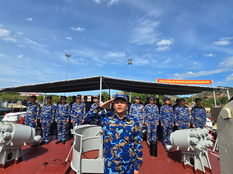 Luyện tập nội dung chào cờ, hát quốc ca trên biển. Ảnh: HQ