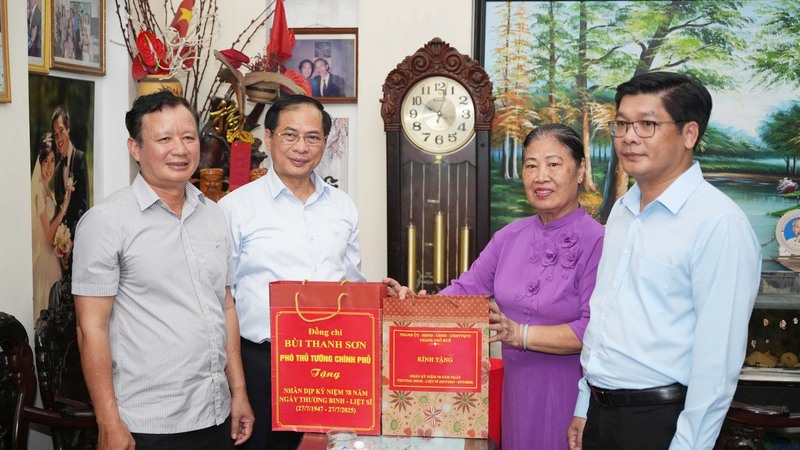 Phó Thủ tướng Chính phủ Bùi Thanh Sơn đến thăm hỏi, tặng quà gia đình chính sách, có công với cách mạng tại Huế. Ảnh: Hiếu Minh