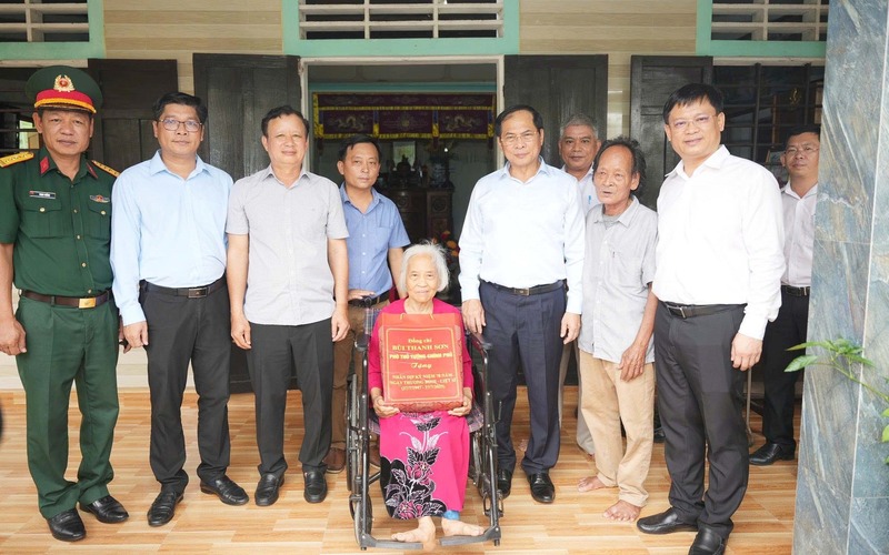 Phó Thủ tướng Chính phủ Bùi Thanh Sơn cùng lãnh đạo thành phố tặng quà cho Mẹ Việt Nam Anh hùng Nguyễn Thị Thanh Xuân. Ảnh: Hiếu Minh