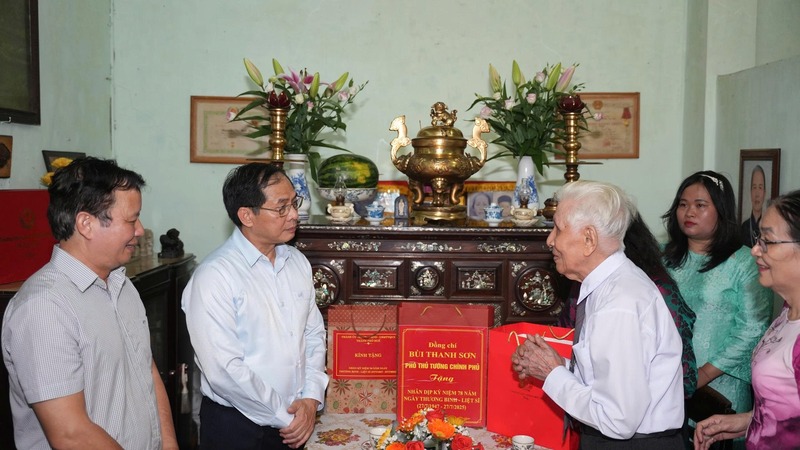 Phó Thủ tướng Chính phủ Bùi Thanh Sơn thăm hỏi cụ Nguyễn Văn Tiên, cán bộ tiền khởi nghĩa. Ảnh: Hiếu Minh