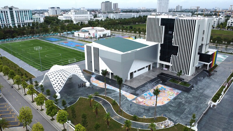 Khu mái che nửa kín hoàn thiện bằng thép tạo hình cong 3 chiều uốn lượn. Phần trang trí cánh bướm sử dụng kẽm cắt CNC nhúng nóng sơn epoxy hoặc composit tạo hình; Các công trình phụ trợ như: Bốt bảo vệ, bãi đỗ xe ngoài trời, Cổng, tường rào và hệ thống hạ tầng kỹ thuật gồm: Sân đường nội bộ (bao gồm đài phun nước, các hạng mục trang trí sân vườn khác..), cấp điện, cấp thoát nước ngoài nhà, cây xanh điện chiếu sáng…