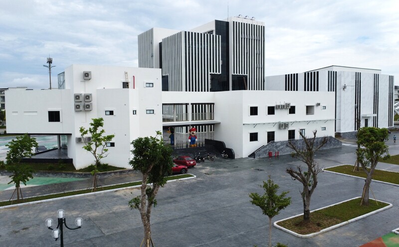 Cung văn hóa thiếu nhi chiếm không gian chính trong toàn bộ khu đất, có khoảng không gian lùi, chỉ giới xây dựng tạo ấn tượng và làm nổi bật không gian cảnh quan công trình. Các hạng mục công trình xây dựng phân luồng giao thông rõ ràng, thuận tiện trong công tác quản lý cũng như kết nối công năng. Đáng chú ý, nhìn tổng thể công trình từ phía ngoài vào vừa đẹp vừa hài hòa giữa các khu chức năng