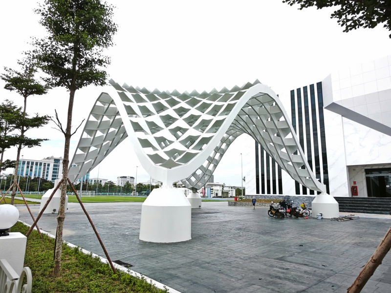 Ông Đồng Văn Long, Giám đốc Ban Quản lý dự án đầu tư xây dựng khu vực Đông Sơn (chủ đầu tư dự án) cho biết, theo kế hoạch dự án sẽ hoàn thành vào tháng 12/2025 song hiện toàn bộ các hạng mục công trình đã hoàn thiện 100% khối lượng thi công. Hiện ngoài công tác vệ sinh, các nhà thầu đang lắp đặt thiết bị và vận hành thử