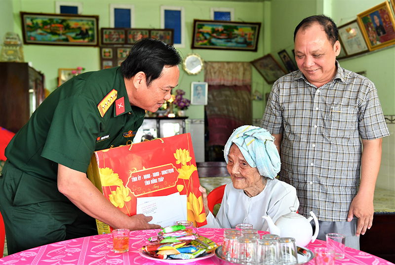 Đại tá Phạm Văn Thanh tặng quà Mẹ Việt Nam Anh hùng Nguyễn Thị Nghiệp, ngụ xã Tân Hộ Cơ. Ảnh: Báo Đồng Tháp.