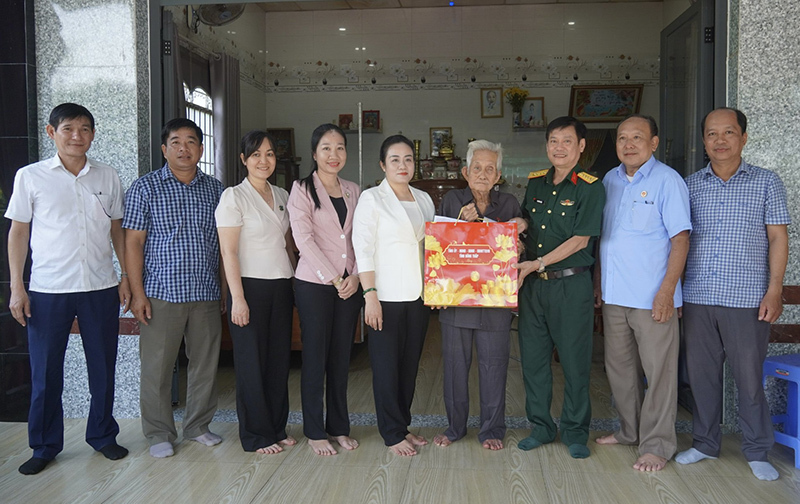 Đồng chí Nguyễn Hải Trâm - Phó Bí thư Thường trực Tỉnh ủy (thứ 5 từ trái sang) đến thăm, tặng quà thương binh Bùi Văn Nhứt (thứ 6 từ trái sang). Ảnh: Báo Đồng Tháp.