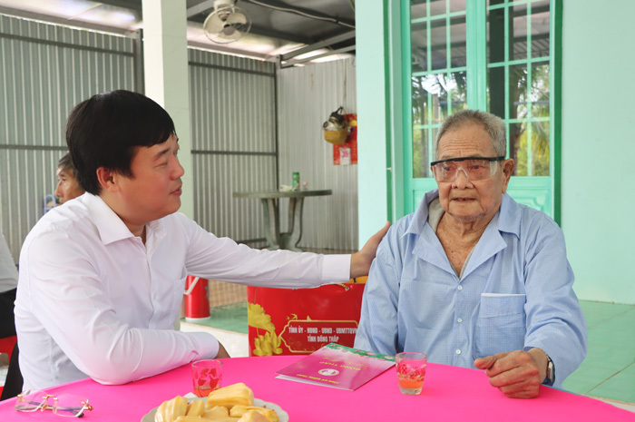 Bí thư Tỉnh ủy Lê Quốc Phong thăm hỏi sức khỏe, cuộc sống hằng ngày của thương binh Nguyễn Văn Út. Ảnh: Báo Đồng Tháp.