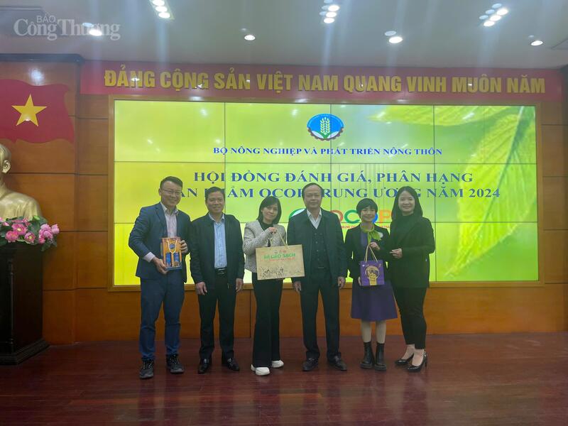 Lãnh đạo Lê Gia (bên trái màn hình) nhận chứng nhận sản phẩm OCOP 5 sao. Ảnh: LG