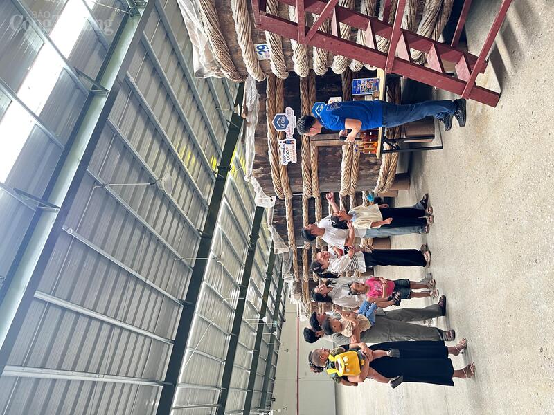 Du khách trải nghiệm Nhà thùng tại Lê Gia. Ảnh: LG