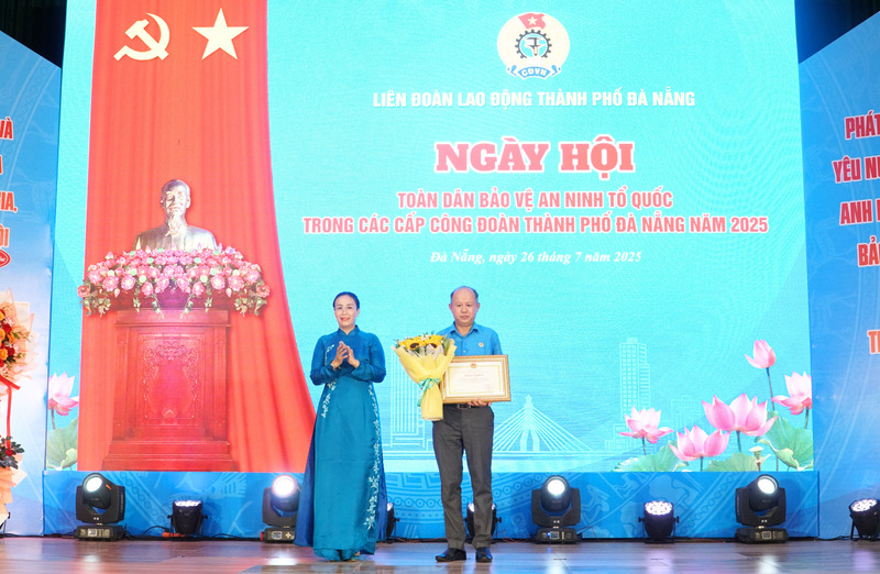 Trao Bằng khen của Chủ tịch UBND thành phố Đà Nẵng cho Liên đoàn Lao động thành phố đã có thành tích xuất sắc trong tổ chức Ngày hội Toàn dân bảo vệ an ninh Tổ quốc năm 2025. Ảnh: Vũ Lê