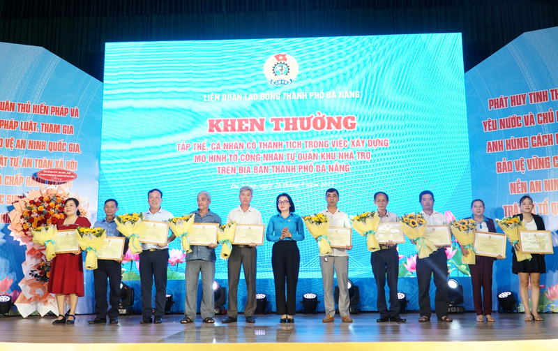 Thành phố Đà Nẵng vinh danh 10 tập thể và cá nhân có thành tích xuất sắc trong xây dựng mô hình Tổ công nhân tự quản khu nhà trọ. Ảnh: Vũ Lê