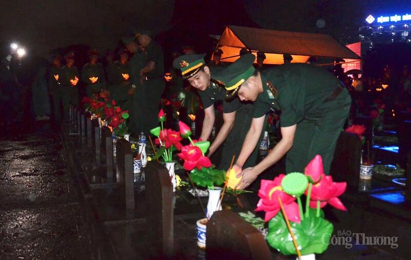 Các cán bộ, chiến sĩ dâng hương và thắp nến tri ân các Anh hùng liệt sĩ