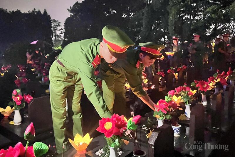 Các chiến sĩ công an Gia Lai thắp nến, dâng hương tri ân các Anh hùng liệt sĩ