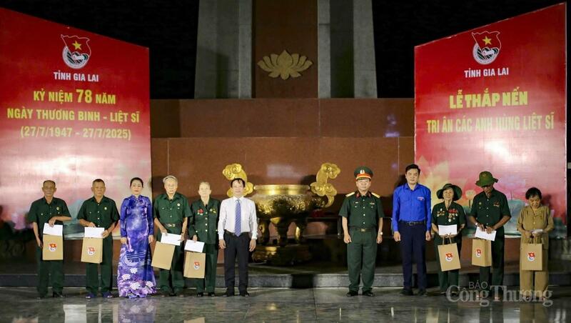 Trao quà tặng các cựu chiến binh, cựu thanh niên xung phong, những nhân chứng lịch sử đã cống hiến cả tuổi thanh xuân cho sự nghiệp giải phóng dân tộc tại Nghĩa trang liệt sĩ Quy Nhơn.