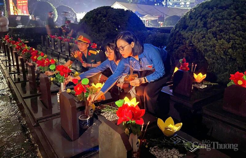 Tuổi trẻ Gia Lai thắp nến, dâng hương tri ân các Anh hùng liệt sĩ