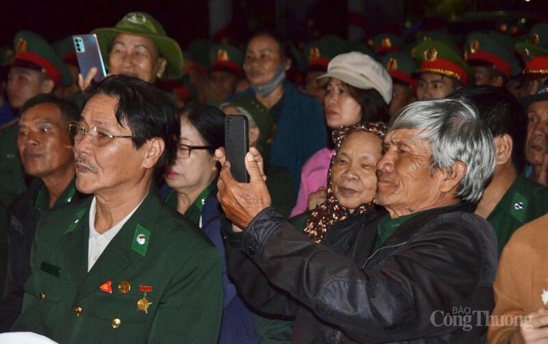 Các cựu chiến binh ghi lại những hình ảnh xúc động trong buổi lễ
