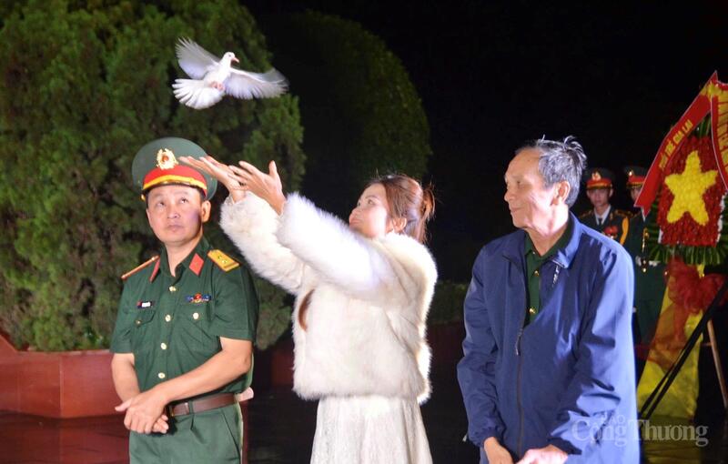 Các đại biểu cũng tiến hành nghi thức thả bồ câu hoà bình